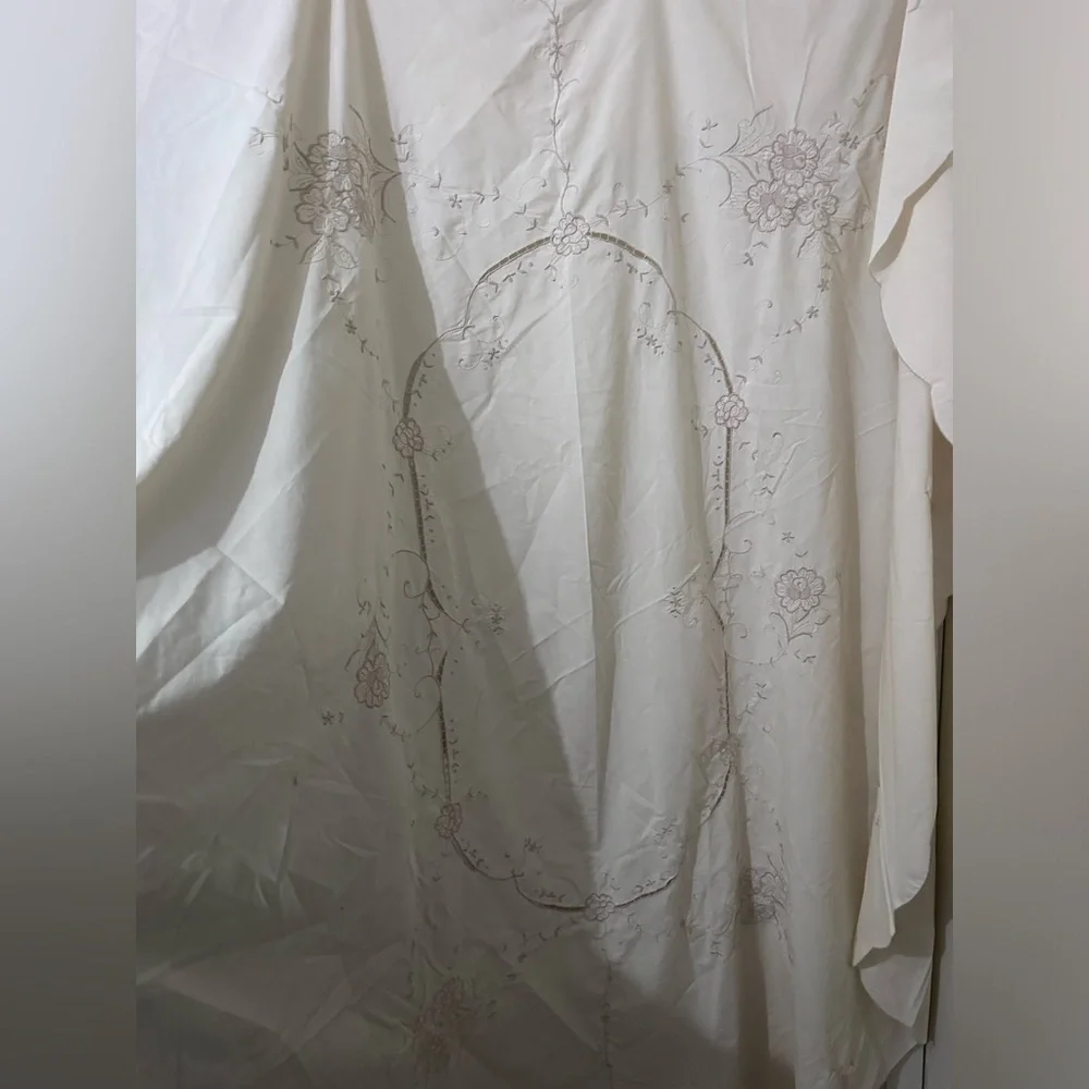 Vintage Off White Embroidered Tablecloth Oval Scalloped Edges Apprx 78 x 63